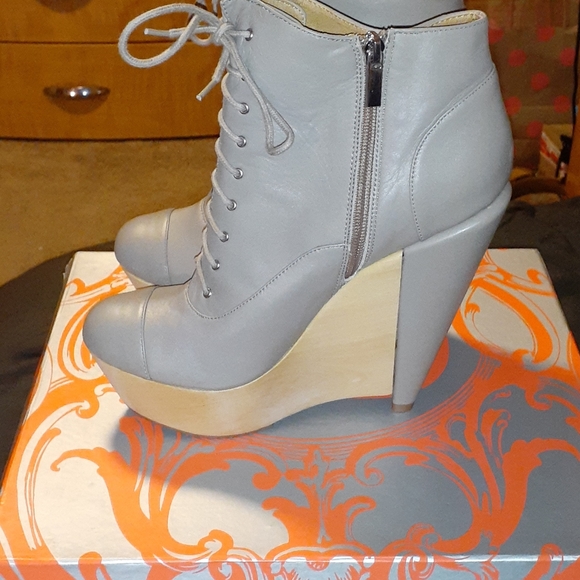 Shoes - Picture 2 of 6